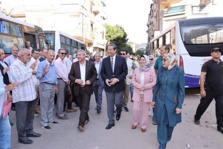 المحافظ يلتقى مع فريق الأتوبيس الطائر استعدادًا للعام الدراسى الجديد ويتفقد ورش عمل الأنشطة الصيفية لإدارة دمياط التعليمية