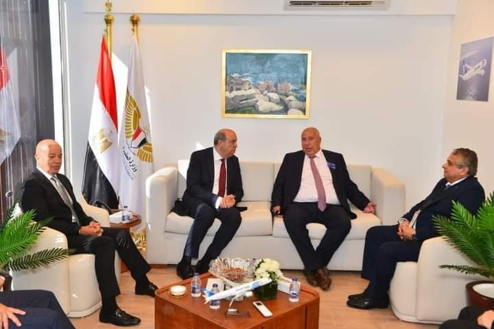 وزير الطيران المدنى يلتقى بنائب الرئيس التنفيذى لشركة إيرباص العالمية 