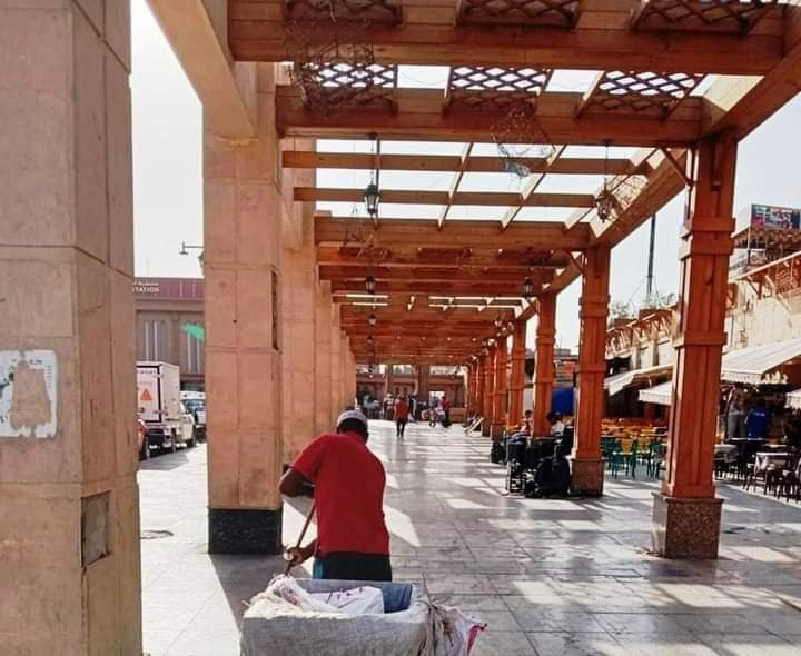 أسوان :تكثيف أعمال النظافة العامة ورفع التراكمات والمخلفات وتهذيب الأشجار ومتابعة توافر السلع الأساسية 