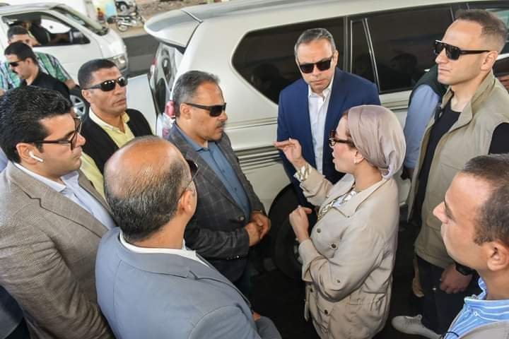 جولة تفقدية لوزبرة البيئة ومحافظ الشرقية لفحص عوادم المركبات ببلبيس وتجميع وكبس قش الأرز بأبوحماد 