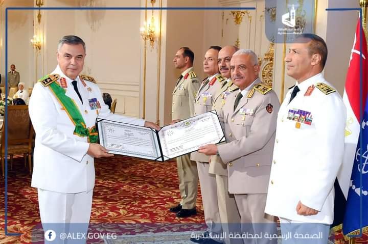 القائد العام للقوات المسلحة ووزير الدفاع والإنتاج الحربى يكرم قادة القوات المسلحة