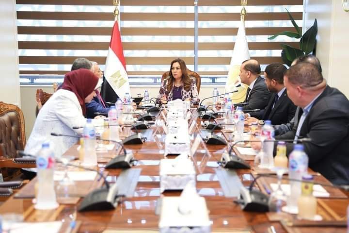 وزيرة التنمية المحلية تعقد إجتماعا مع عدد من قيادات الوزارة لخطة تطوير ورفع كفاءة المجازر الحكومية
