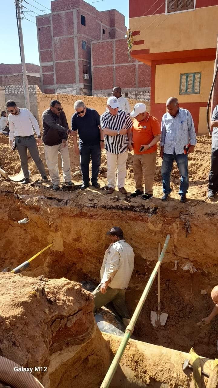 رئيس القابضة لمياه الشرب والصرف الصحى يتفقد اعمال صيانة خط طرد 560مم صرف صحى بعزبة النهضة 