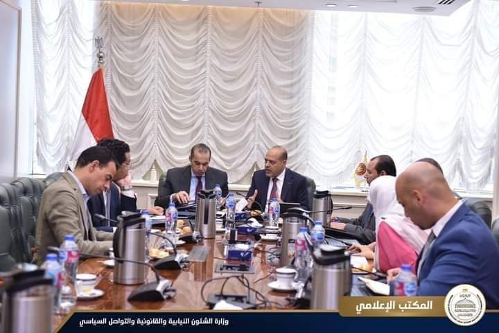 وزير الشئون النيابية والقانونية والتواصل السياسي يلتقي وزير العمل