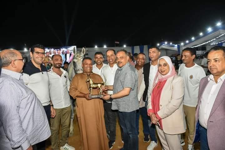 مجسمات لحصان جامح جوائز الفائزين في مسابقة تراث أدب الخيل بمهرجان الشرقية للخيول العربية