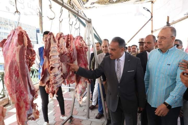 محافظ الشرقية يتفقد منفذ مؤسسة حياة كريمة لبيع اللحوم الطازجة 