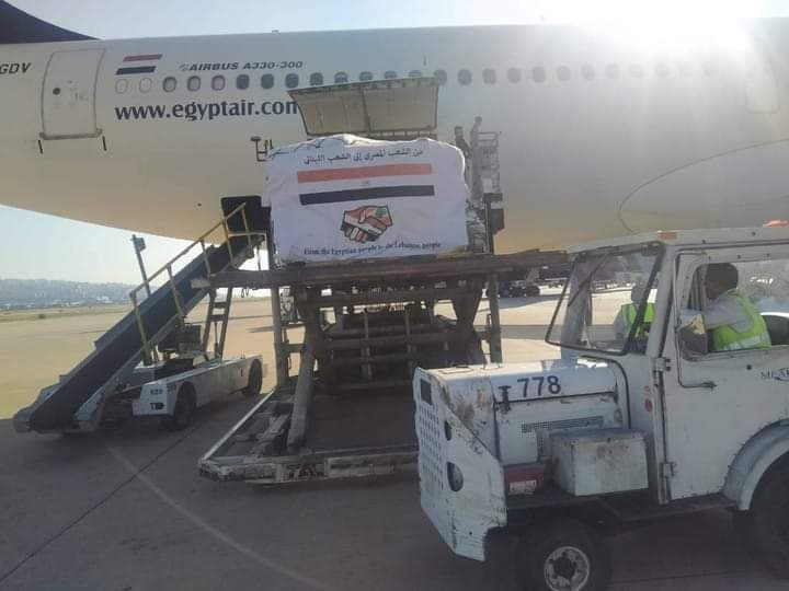 مصر للطيران تضم شحنة مساعدات من الأدوية والمستلزمات الطبية والإغاثية  الي لبنان 
