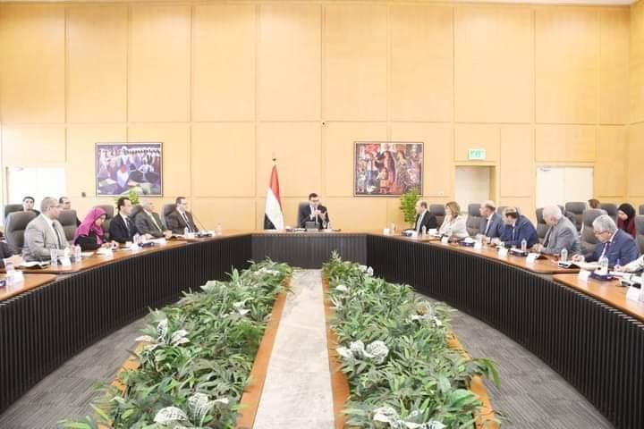 وزير الإسكان يعقد اجتماعاً موسعاً لمتابعة موقف تنفيذ “حديقة تلال الفسطاط” 