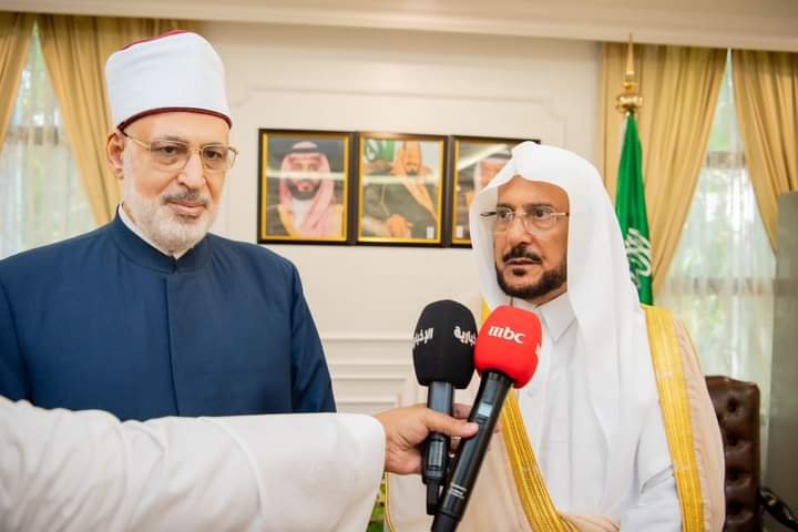وزير الشؤون الإسلامية يلتقي وكيل الأزهر وأعضاء اللجنة التنسيقية للتعاون بين الوزارة والأزهر في مكتبه بمحافظة جدة