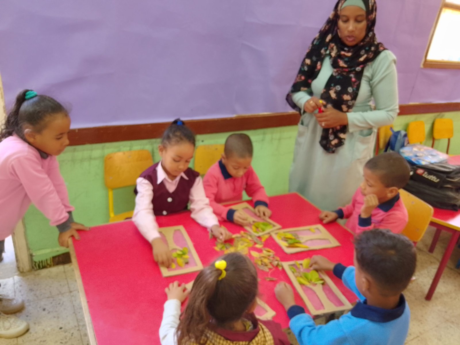 فصل الخريف نشاط تعليمي لروضة العليقات الإبتدائية