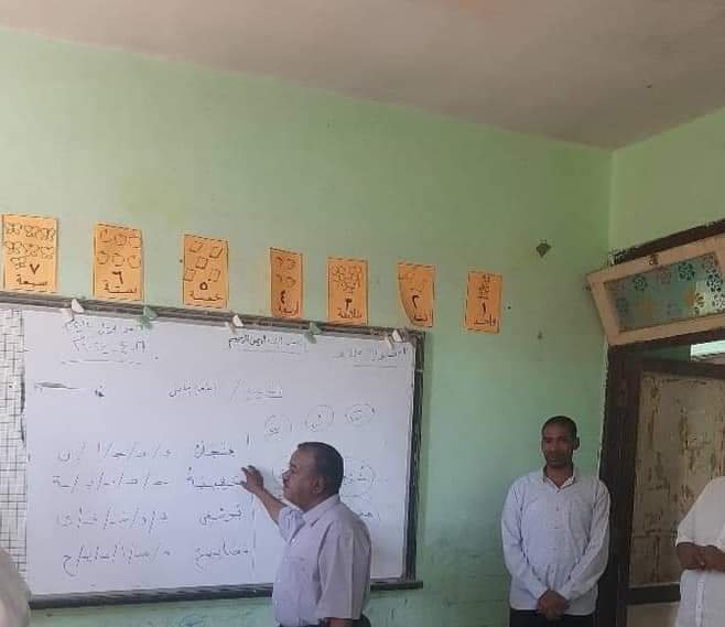 دياب يتابع العملية التعليمية بمدرسة الشهيد طيار الابتدائية بأسوان 