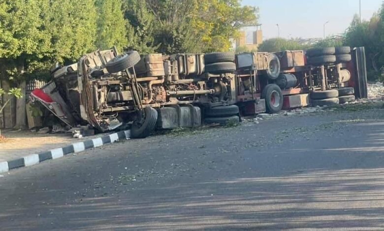 انقلاب تريلا بالقاهرة الجديدة