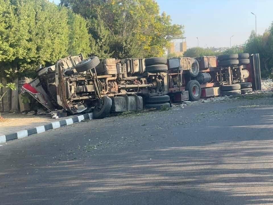 انقلاب تريلا بالقاهرة الجديدة