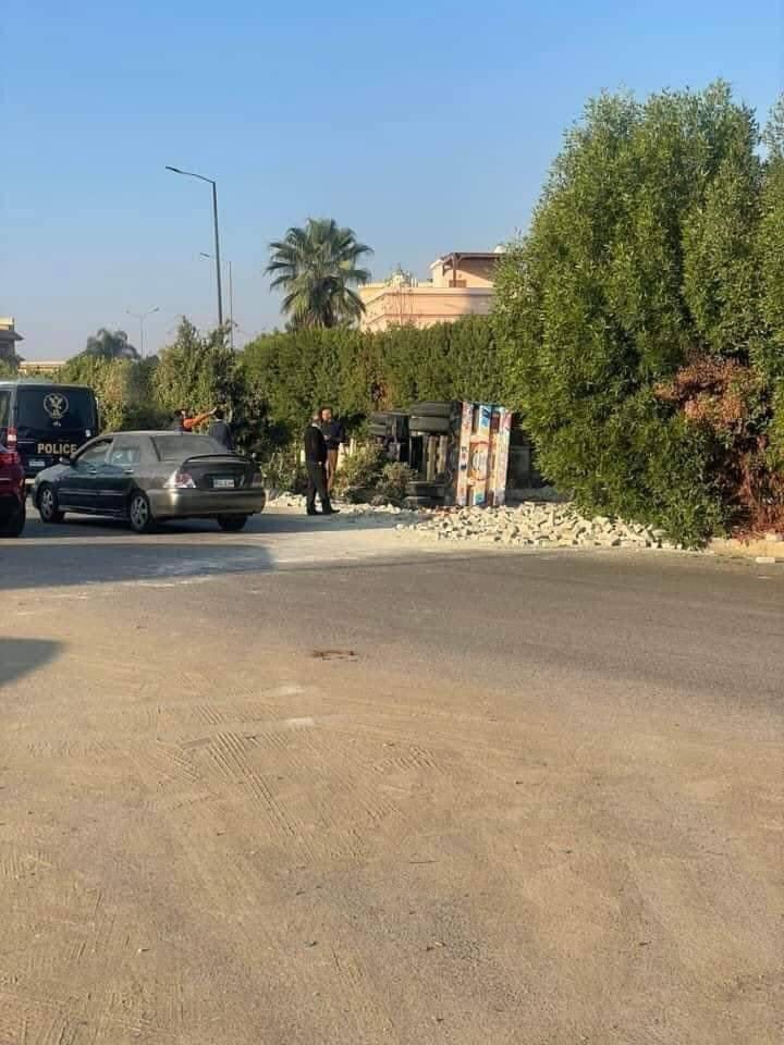 انقلاب تريلا بالقاهرة الجديدة