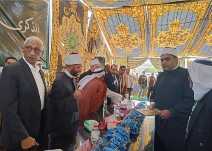 وزير الأوقاف يوم بزيارة لمسجد الروضة ويكرم إمام مسجد الناجي