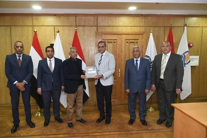 بتمويل 11 مليون جنيه .. محافظ قنا يشهد توقيع عدد 6 تعاقدات لدعم المشروعات الصغيرة