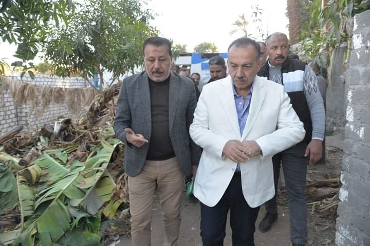 محافظ أسيوط يتفقد مشروع تدوير مخلفات أشجار الموز للإستفادة منها وتوفير فرص عمل للشباب