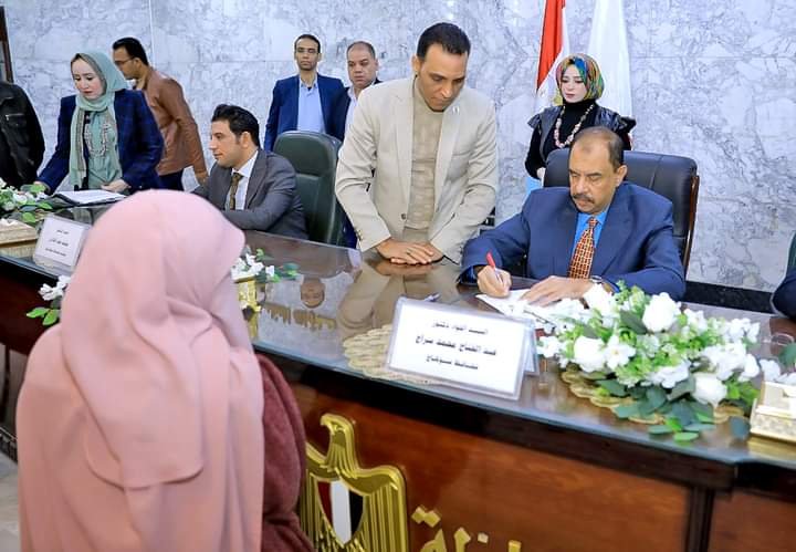 محافظ سوهاج يعقد اللقاء الجماهيري الأسبوعي للاستماع لمطالب وشكاوى المواطنين