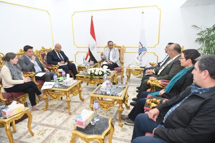 خلال استقبالهم بمكتبه .. محافظ قنا يبحث مع وفد بنك التعمير الألماني تطوير منظومة المخلفات الصلبة وتحسين البنية التحتية بالمحافظة