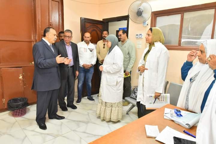 محافظ أسيوط يتابع سير العمل بعيادة التأمين الصحي بمبنى مجمع المصالح بحي شرق أسيوط للاطمئنان على الخدمات الصحية المقدمة