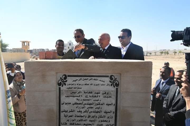 محافظ قنا ونقيب المعلمين يضعان حجر الأساس لنادي المعلمين بمدينة قنا الجديدة