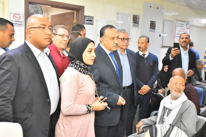 محافظ أسيوط يفاجئ العاملين بعيادة التأمين الصحي الشاملة بمجمع المصالح ويوجه بتواجد القوى البشرية بكافة التخصصات بالأقسام