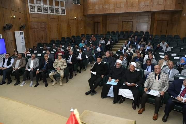 خلال ترأسة المجلس التنفيذى.. محافظ قنا يوافق على تخصيص 64 ألف متر لإقامة مشروعات خدمية