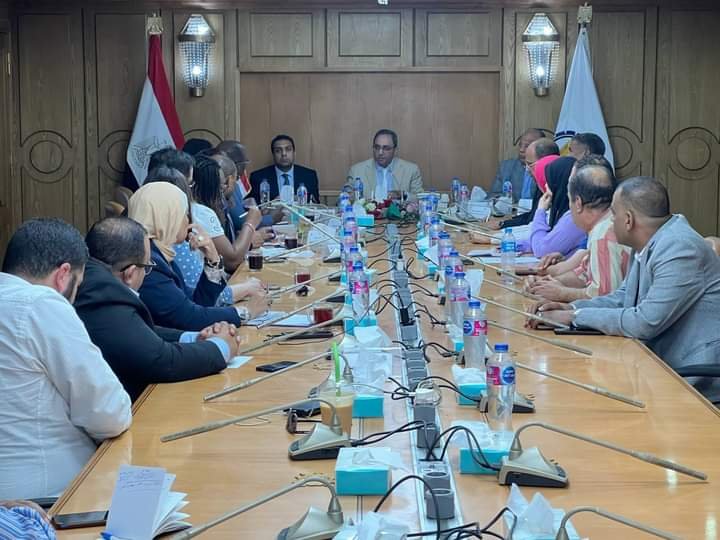 محافظ قنا يستقبل وفد بعثة البنك الدولي بمكتبه خلال تفقدهم تنفيذ عدد من المشروعات