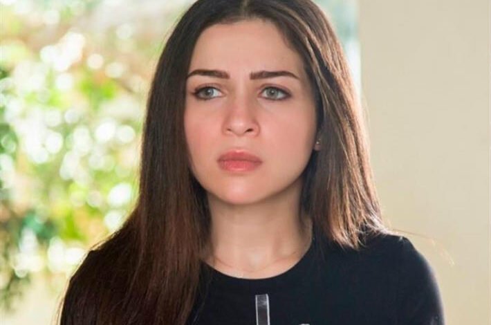الفنانة مي عز الدين