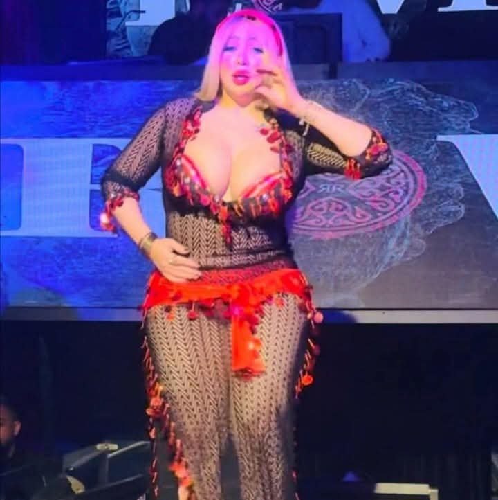 الفنانة الاستعراضية بوسي تتألق فى إحدى حفلاتها بفلكور صعيدى