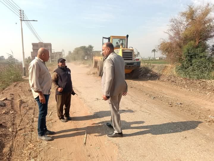 محافظ أسيوط يؤكد على إستمرار رفع نواتج تطهير الترع والمصارف بمركز صدفا