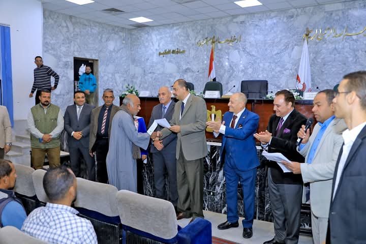 محافظ سوهاج يسلم 77 قطعة أرض بالظهير الصحراوي لقرية الكولة بمركز أخميم