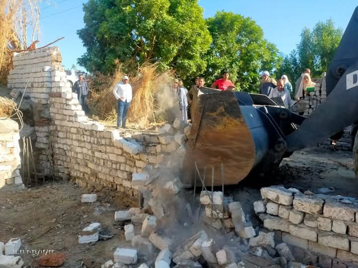 إزالة ٤ حالات تعدى على مساحة ٣٧٣ متر بمركز أرمنت الاقصر