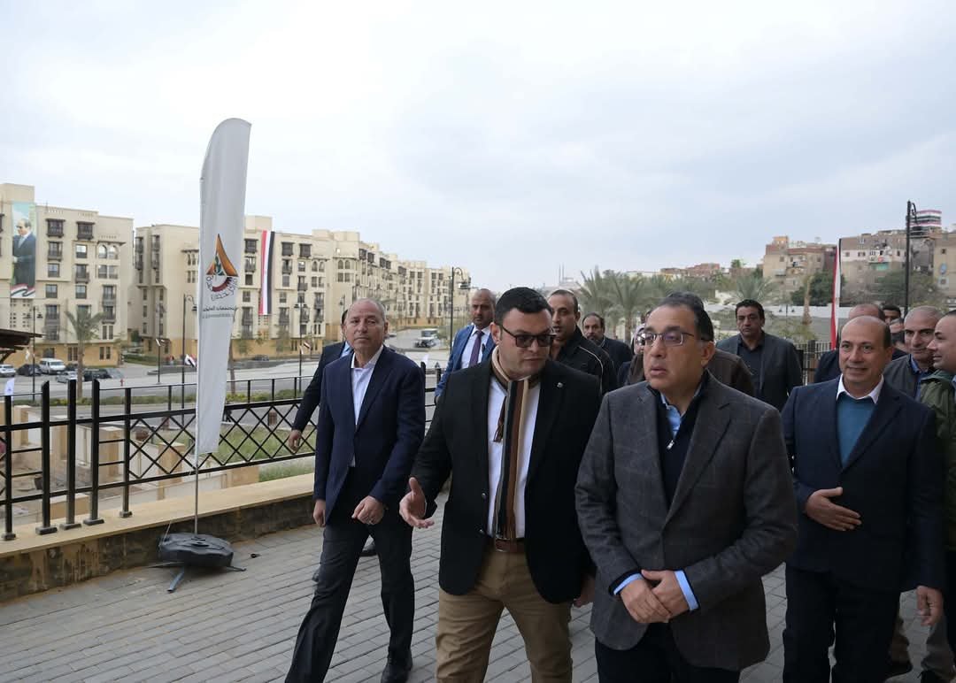 رئيس الوزراء يتفقد مشروع “أرابيسك” بسور مجرى العيون ويُسلم عقود عددٍ من الوحدات للمُستفيدين