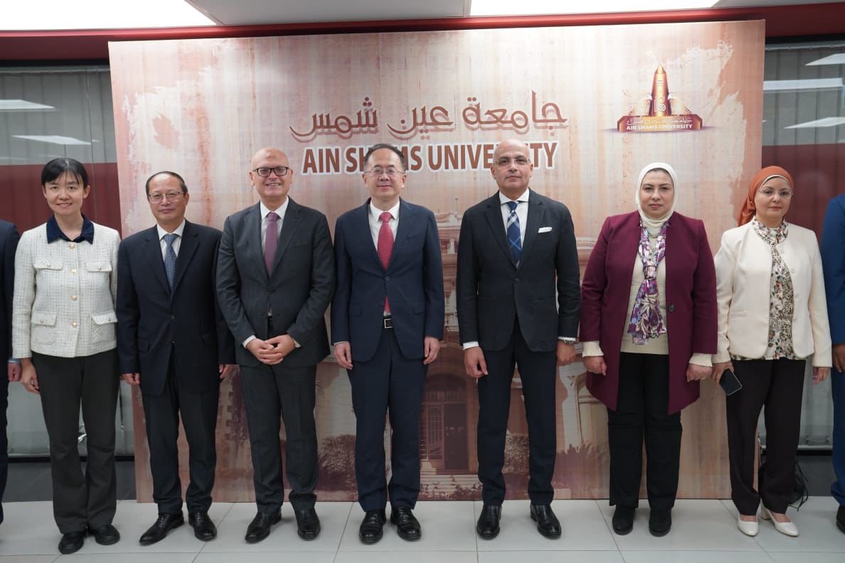 رئيس جامعة عين شمس يستقبل وفدًا من جامعة الدراسات الأجنبية ببكين