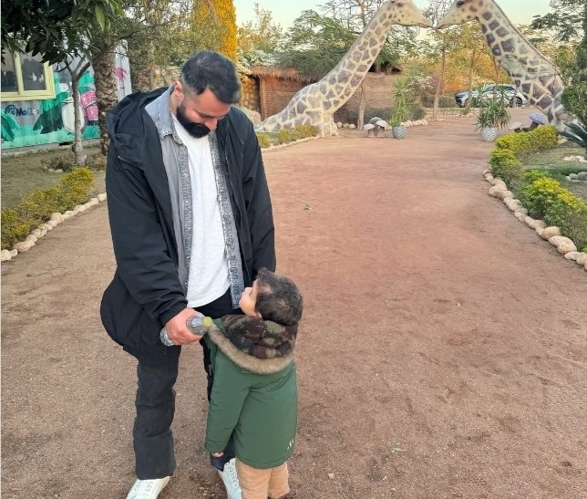 الفنان أحمد حاتم  يشارك صورة تجمعه مع ابنه الوحيد عزيز