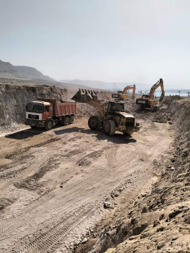 محافظ أسيوط إستمرار أعمال الحفر والردم تمهيداً لرصف طريق دير القصير شرق النيل بطول 5 كم