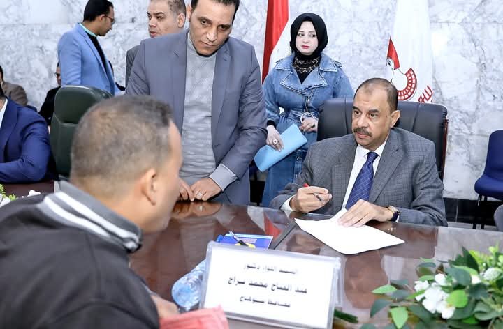 محافظ سوهاج يعقد اللقاء الجماهيري الأسبوعي للاستماع لمطالب واحتياجات المواطنين