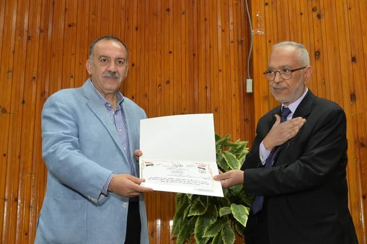 محافظ أسيوط يكرم مواطناً تبرع بفيلا وفدان أرض لصالح المشروعات الخدمية بالمحافظة