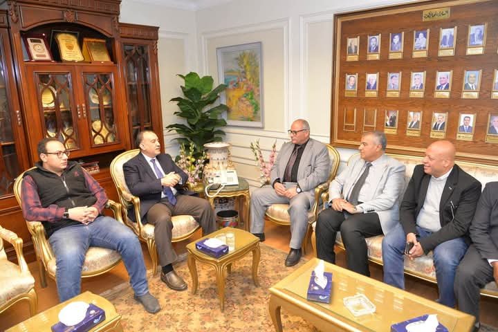 محافظ أسيوط يلتقي وفداً من النقابة العامة للعاملين بالخدمات الصحية بالمحافظة
