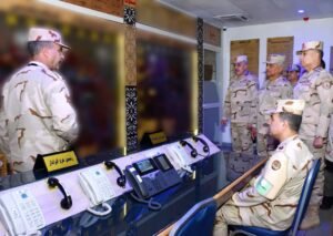 وزير الدفاع والإنتاج الحربى يتفقد أحد تشكيلات قوات الدفاع الجوى ويلتقى عدداً من المقاتلين،مصر الساعة 