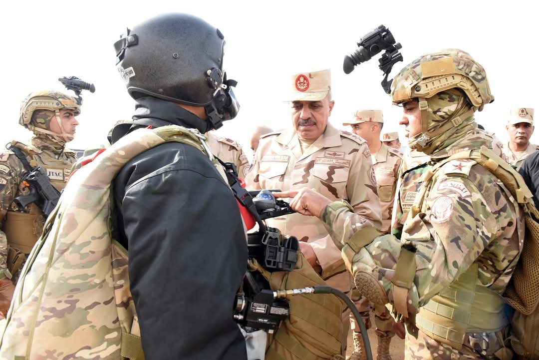 الفريق/أحمد خليفة رئيس أركان حرب القوات المسلحة يتفقد عدداً من الأنشطة التدريبية لقوات المظلات