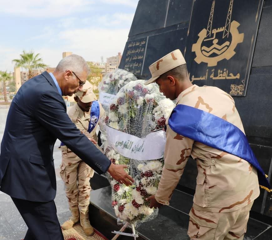 محافظ أسوان يضع إكليل الزهور على النصب التذكارى إحتفالا بالعيد القومى للمحافظة