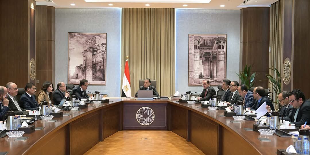 رئيس الوزراء يوجه بأهمية العمل على استمرار توفير المخصصات المالية المطلوبة لتوفير مخزون ورصيد آمن من الأدوية والمستلزمات الطبية