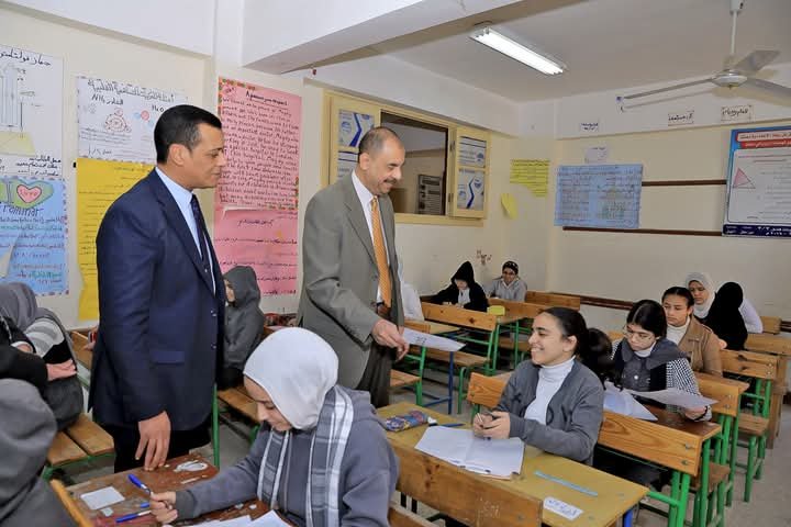 محافظ سوهاج يتفقد سير امتحانات الشهادة الإعدادية