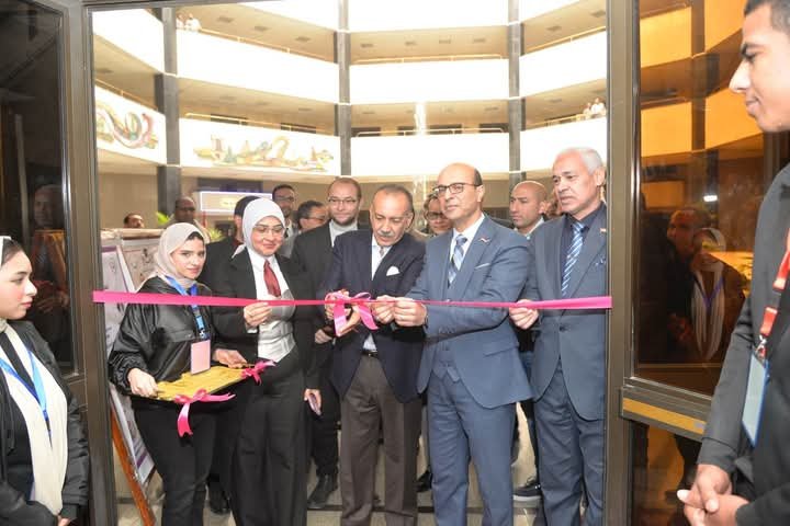 محافظ أسيوط ورئيس الجامعة يفتتحان المعرض الفني للحرف اليدوية بجامعة أسيوط