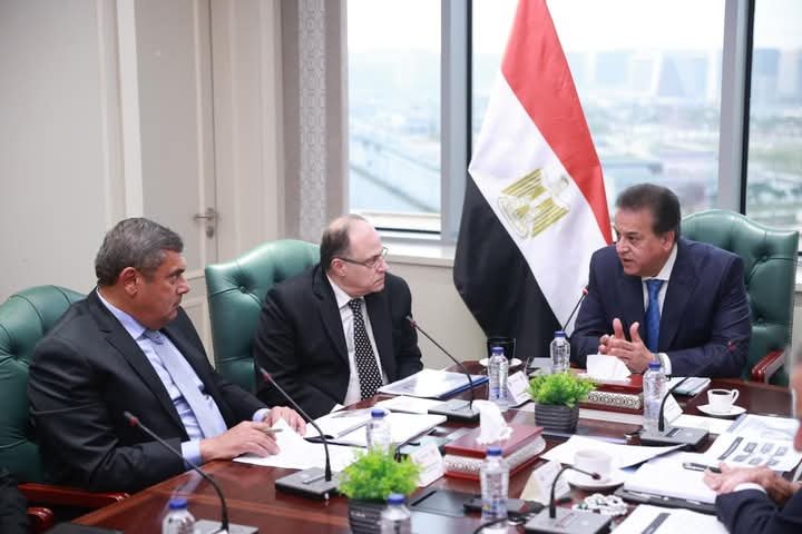 وزير الصحة والسكان يناقش الاستراتيجية الوطنية لنفاذ المستحضرات الطبية للأسواق العالمية