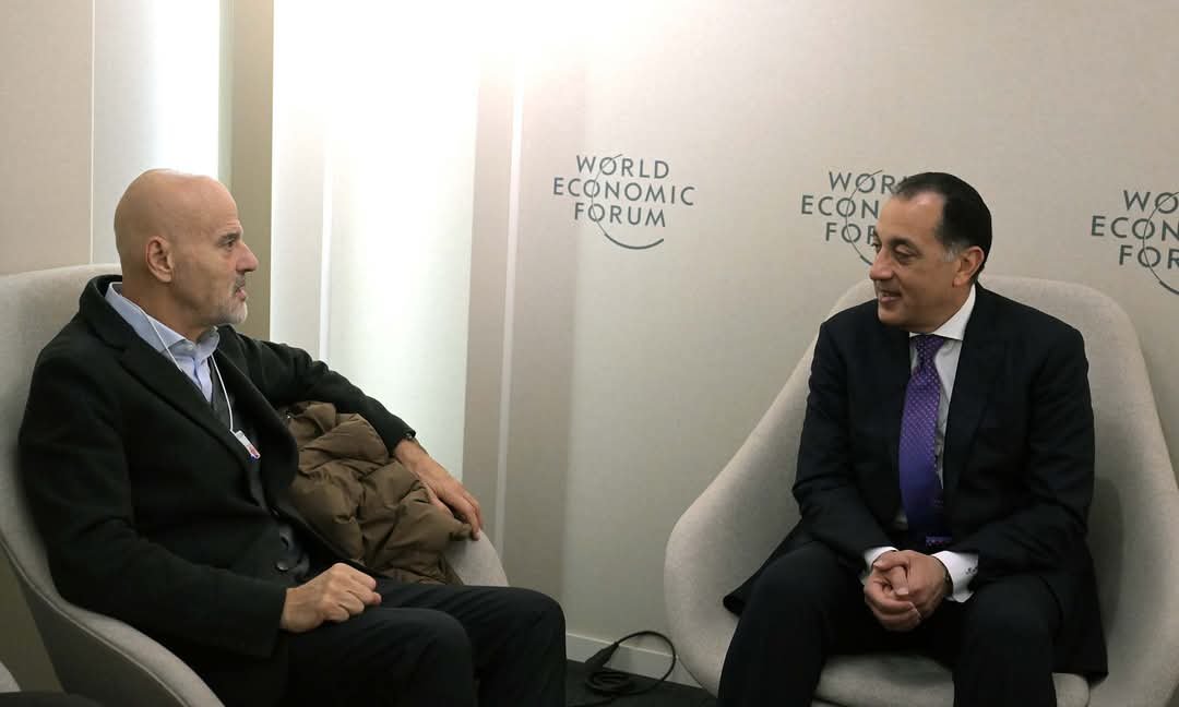 على هامش فعاليات منتدى دافوس 2025:رئيس الوزراء يلتقي الرئيس التنفيذي لشركة “إيني” الإيطالية
