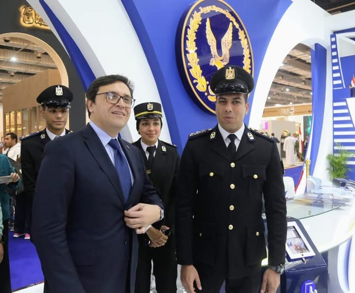 وزير الثقافة يزور جناح وزارة الداخلية في معرض القاهرة الدولي للكتاب للتهنئة بعيد الشرطة الـ73