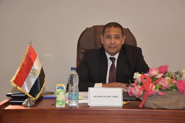 محافظ الأقصر والقيادات التنفيذية تهنئ سكرتير عام مساعد المحافظة” لحصوله على الدكتوراه